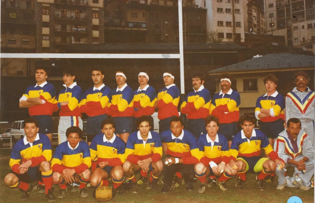 Jaume Esteve, el quart per la part esquerra superior de la imatge, amb els ‘isards’. Foto: Federació Andorrana de Rugbi / VPC Andorra