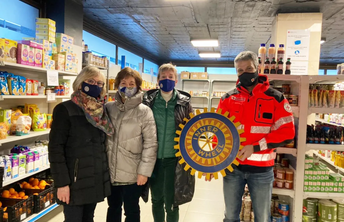 El director de la Creu Roja Andorrana, Jordi Fernández, amb membres d'Inner Wheel.