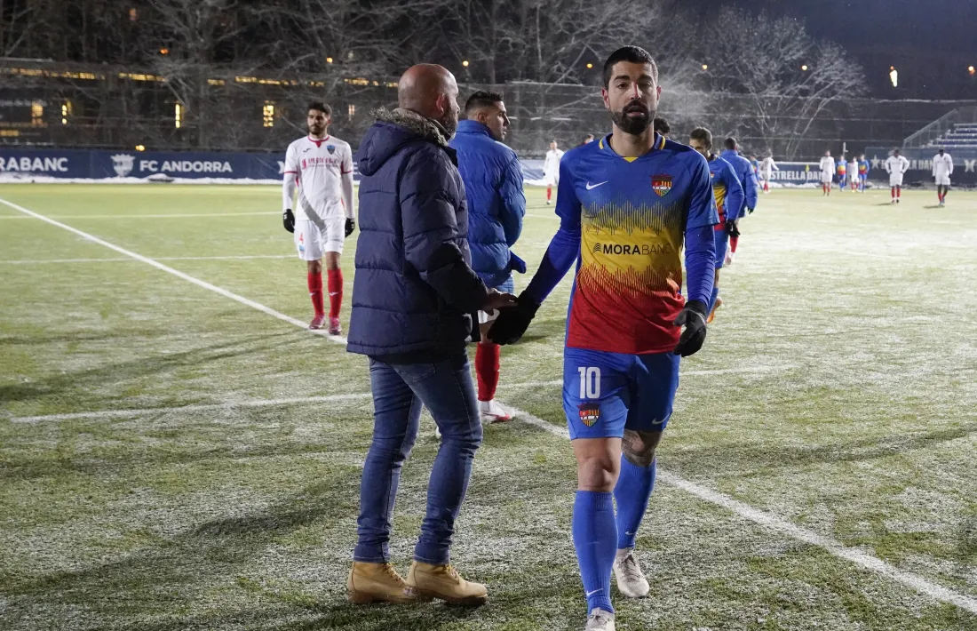 El tècnic de l’FC Andorra, Nacho Castro, saluda al final del partit contra el Lleida Esportiu al davanter Carlos Martínez. Foto: FC Andorra