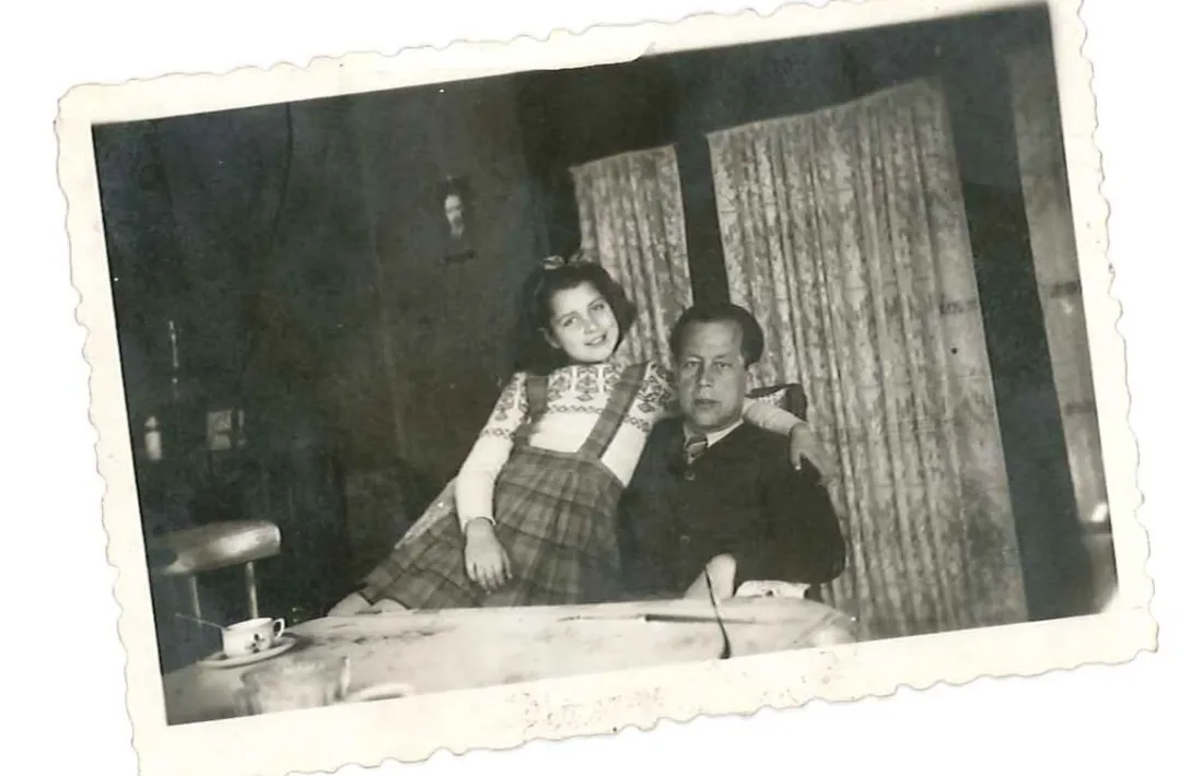 Rosa Viadiu amb el seu pare al pis de cal Senzill, a Sant Julià, on van viure fins al 1952.