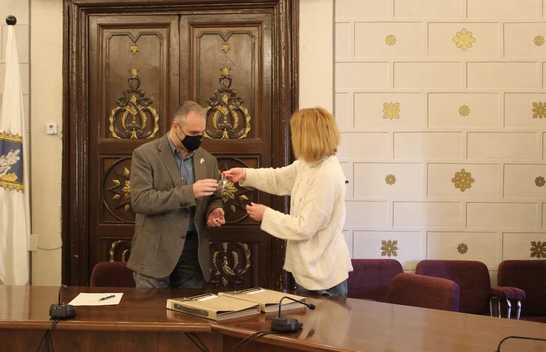 El moment en què la representant de l’Agència Catalana de l’Habitatge, Montse Segura, lliura a l’alcalde Fàbrega les claus dels pisos. 