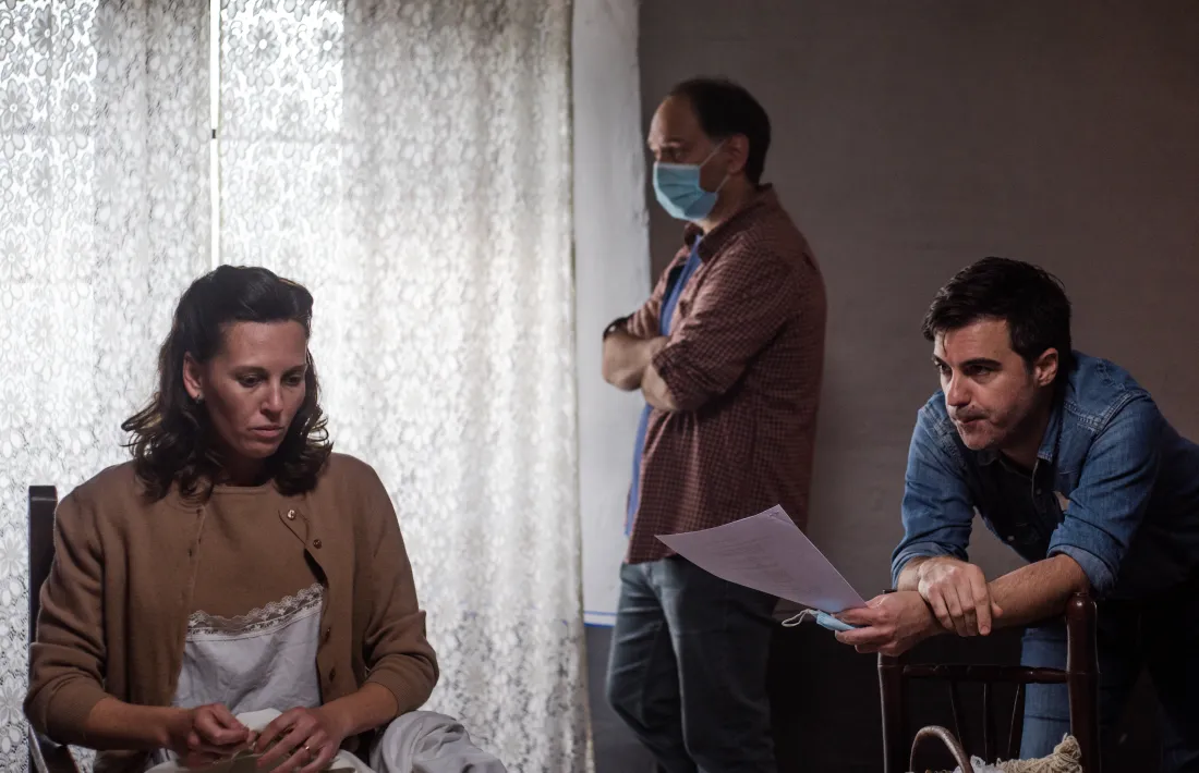 L’actriu Elisabet Terri amb el director Santi Trullenque i el guionista Agustí Franch, en el rodatge de ‘El fred que crema’, l’únic llarg que de moment ha obtingut ajut, al setembre.