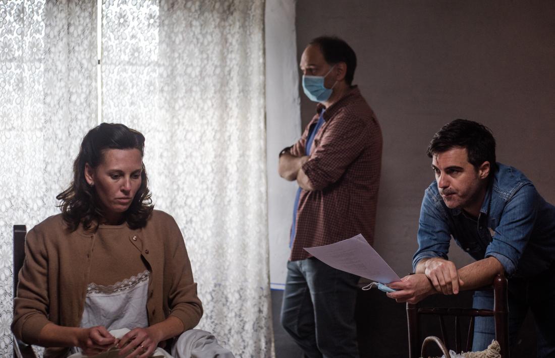 L’actriu Elisabet Terri amb el director Santi Trullenque i el guionista Agustí Franch, en el rodatge de ‘El fred que crema’, l’únic llarg que de moment ha obtingut ajut, al setembre.