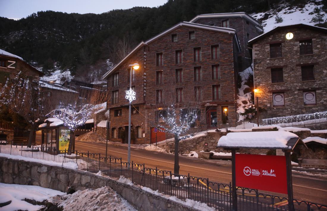 Establiments tancats i carrers buits al poble d’Arinsal.