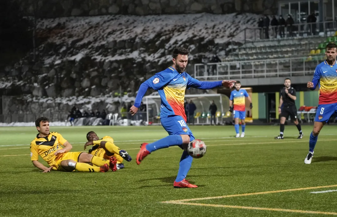El davanter de l’FC Andorra, Víctor Casadesús, en el moment d’etzibar el potent xut que va suposar l’empat a 1 contra el Badalona. Foto: FC Andorra