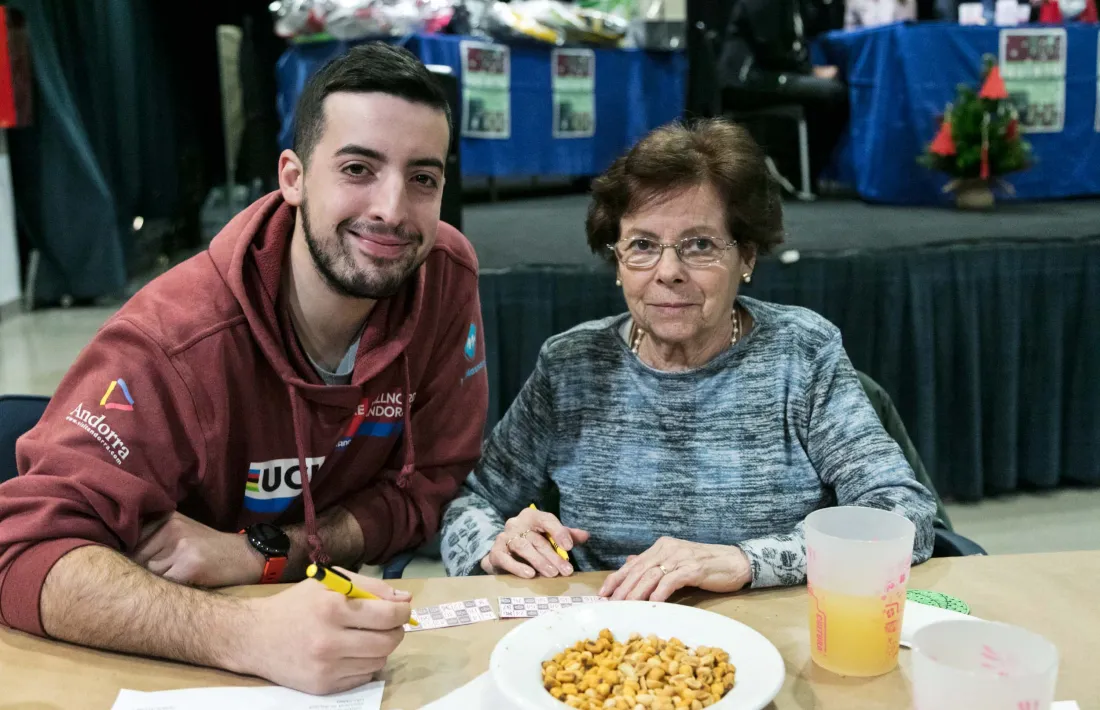  Un jove i  una padrina participant a una activitat intergeneracional el 2019