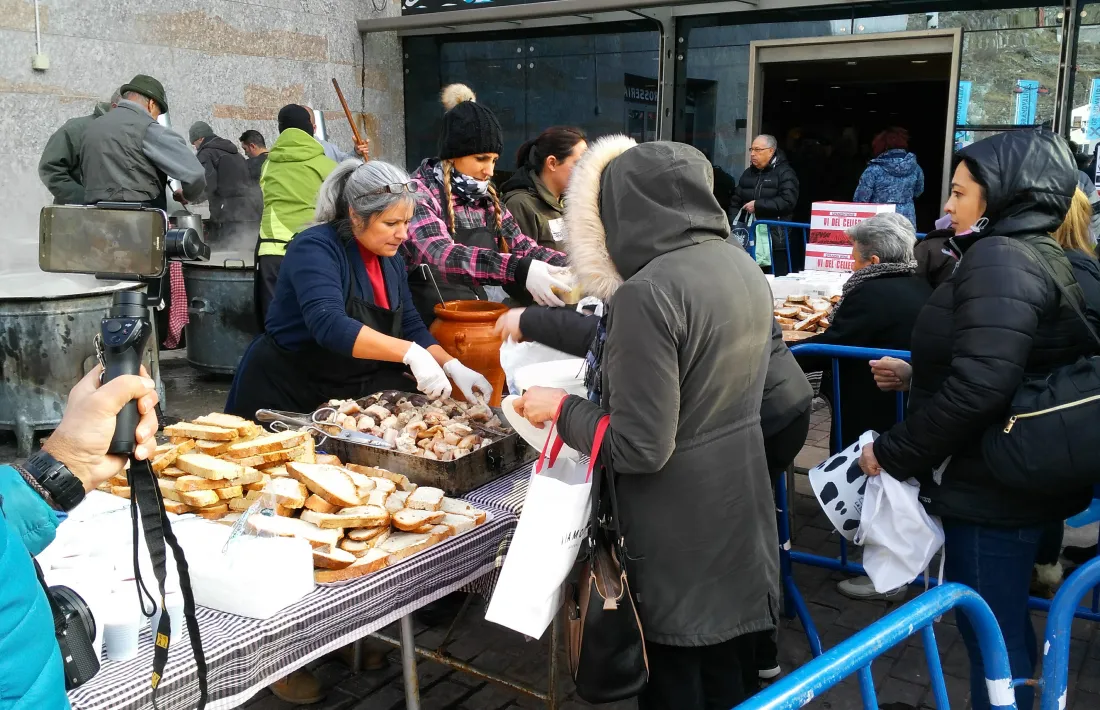 Ciutadans de Canillo recollint la vianda en l'edició de l'any passat.