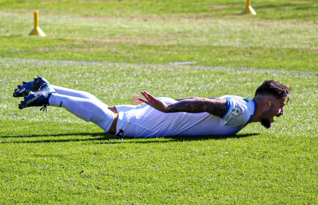 Gerard Artigas, més conegut com a ‘Hulk’, celebra un gol aquesta temporada amb l’AE Prat de segona B contra la UE Olot. Foto: AE Prat
