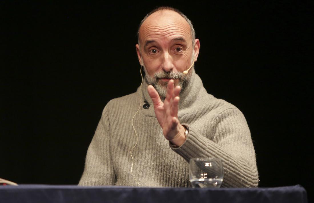 Albert Ginestà va presentar ahir ‘Un mar de secrets’ a l’auditori del Palau de Gel.