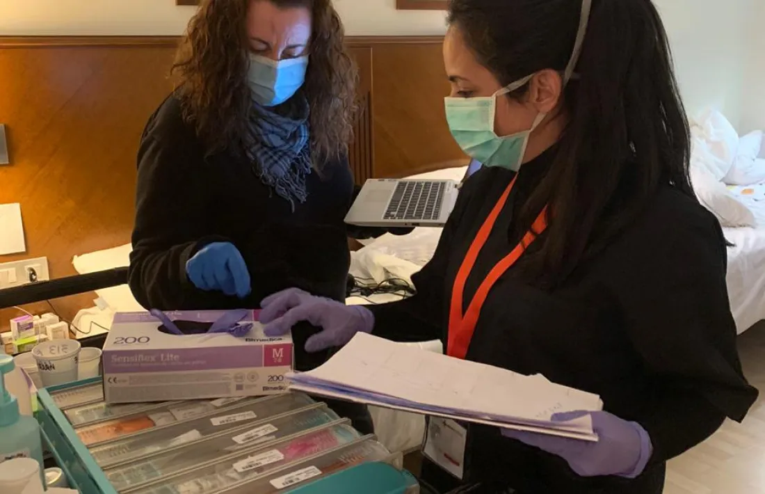 Voluntaris de la Creu Roja en un dels hotels amb padrins.