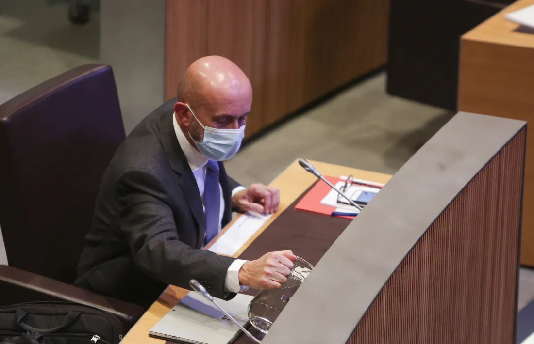 El ministre de Salut, Joan Martínez Benazet, durant la sessió de control d’ahir.