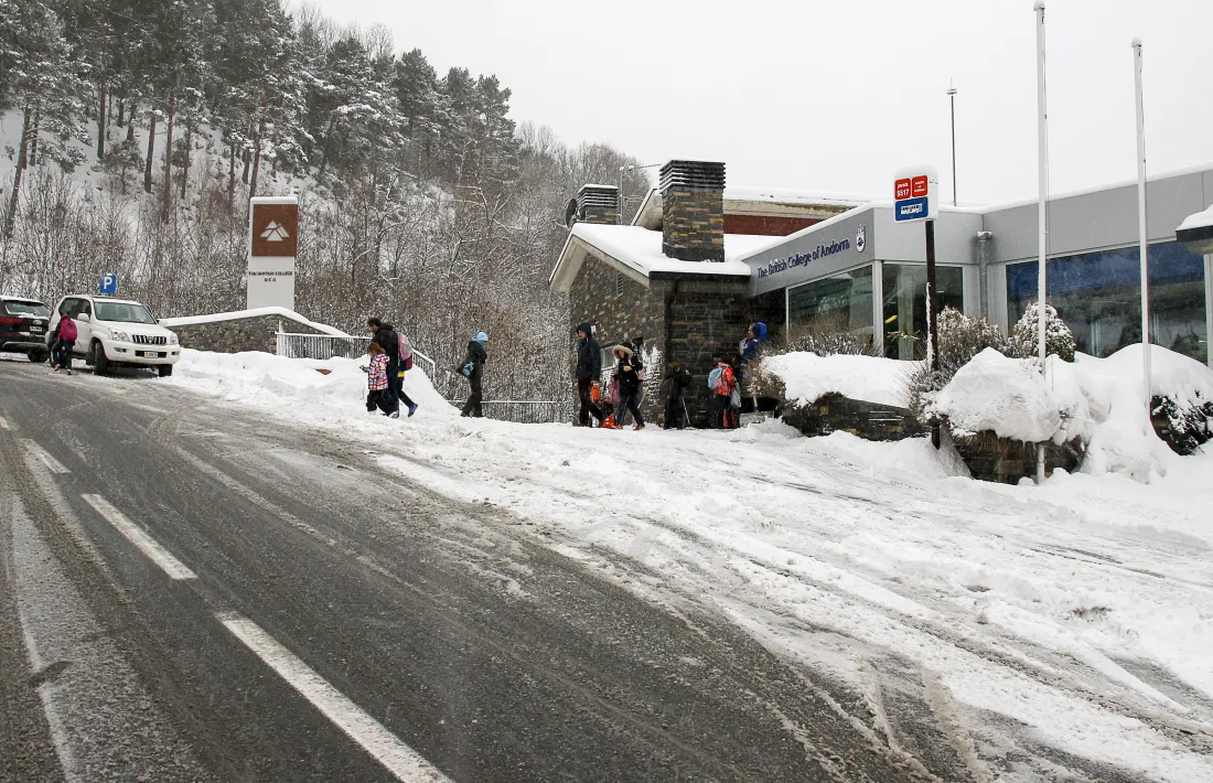 Entrada del centre educatiu a la Comella durant les nevades del gener del 2019.