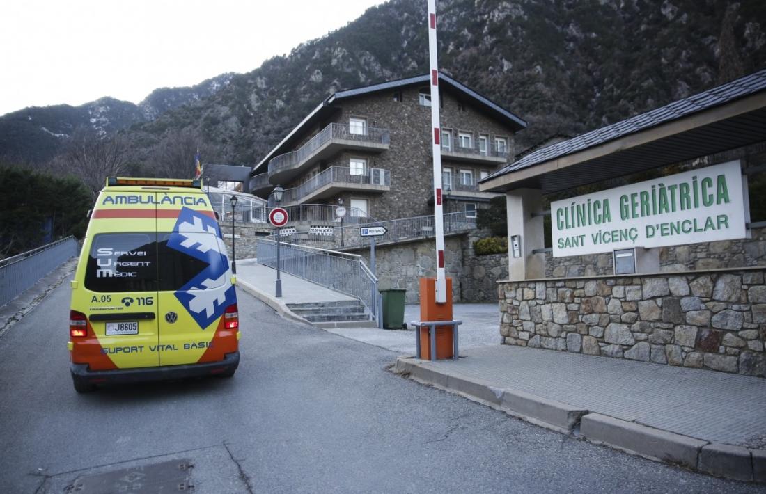 Una ambulància arriba a Sant Vicenç d'Enclar el 5 de gener passat, quan es va detectar el brot a la clínica geriàtrica.