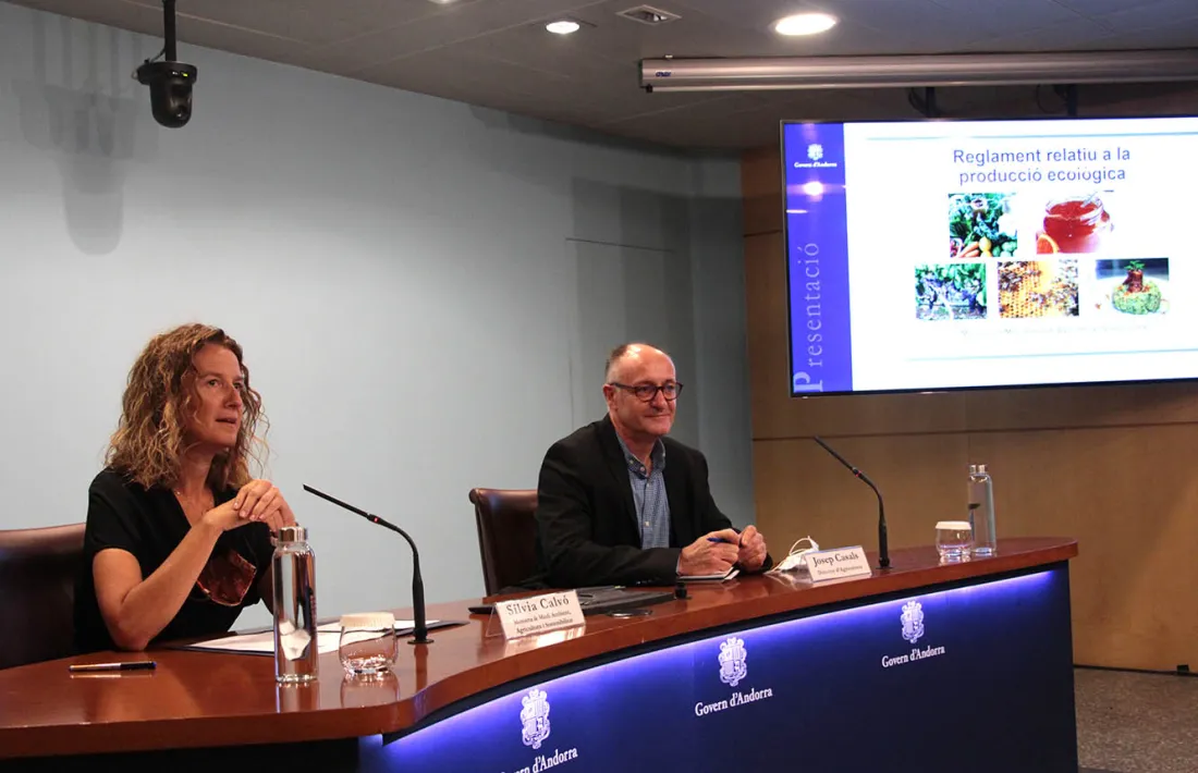 La ministra de Medi Ambient, Agricultura i Sostenibilitat, Sílvia Calvó, i el director d'Agricultura, Josep Casals, durant la roda de premsa de presentació del reglament relatiu a la producció ecològica.