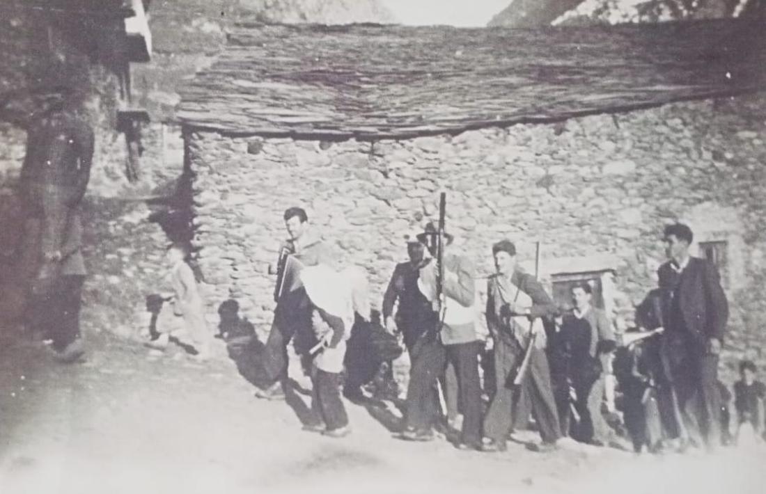 Els Contrabandistes, que també sortien a Canillo per Carnaval: aquesta fotografia és de la primera meitat del segle XX.