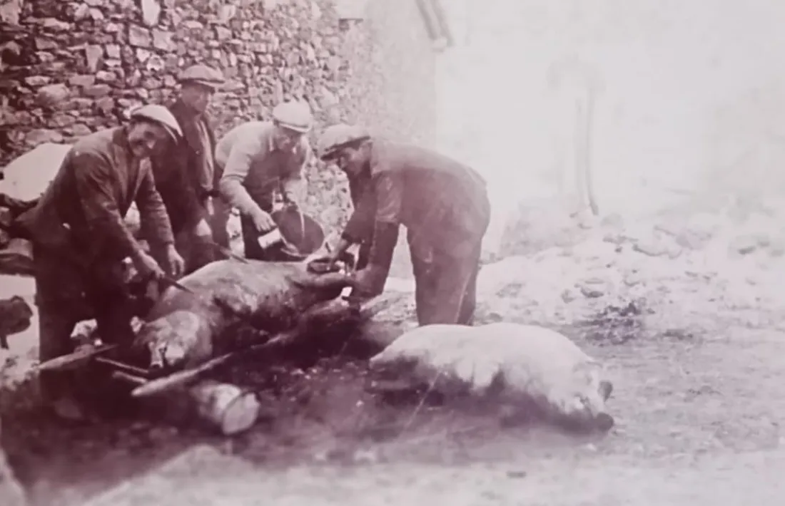 Matança del porc a cal Jarca, amb el Tristet, el Jarca i Pere Font, oncle de l’autora.