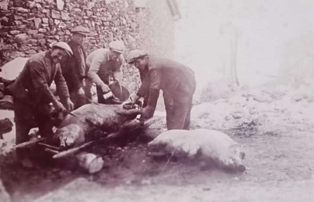 Matança del porc a cal Jarca, amb el Tristet, el Jarca i Pere Font, oncle de l’autora.