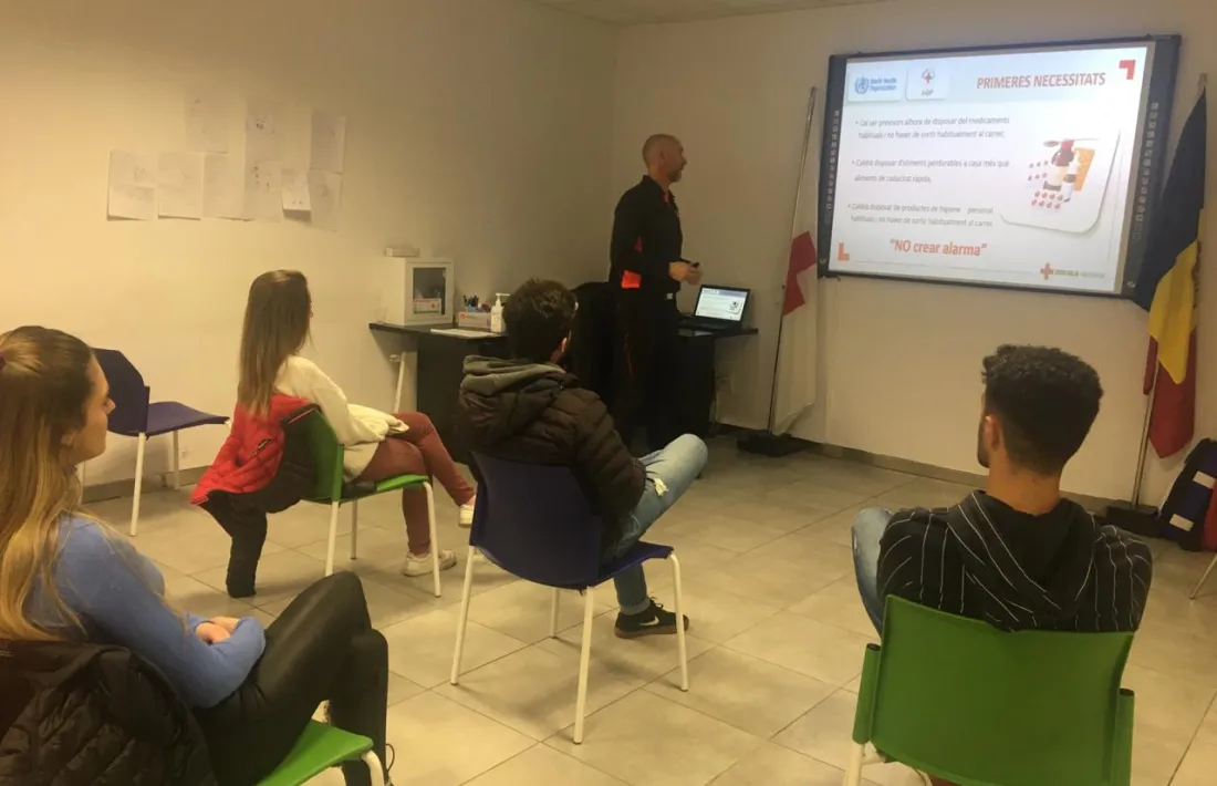 Participants al taller de formació que la Creu Roja ofereix als voluntaris.