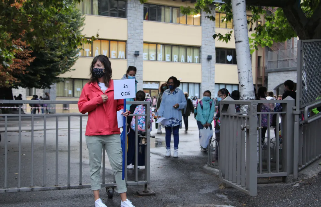 Una mestra a l'entrada d'una escola a l'inici del curs.