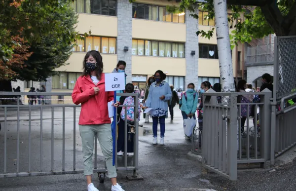 153158_mestra-espera-alumnes-entrar-ana_2526957525_74330648_1500x1000