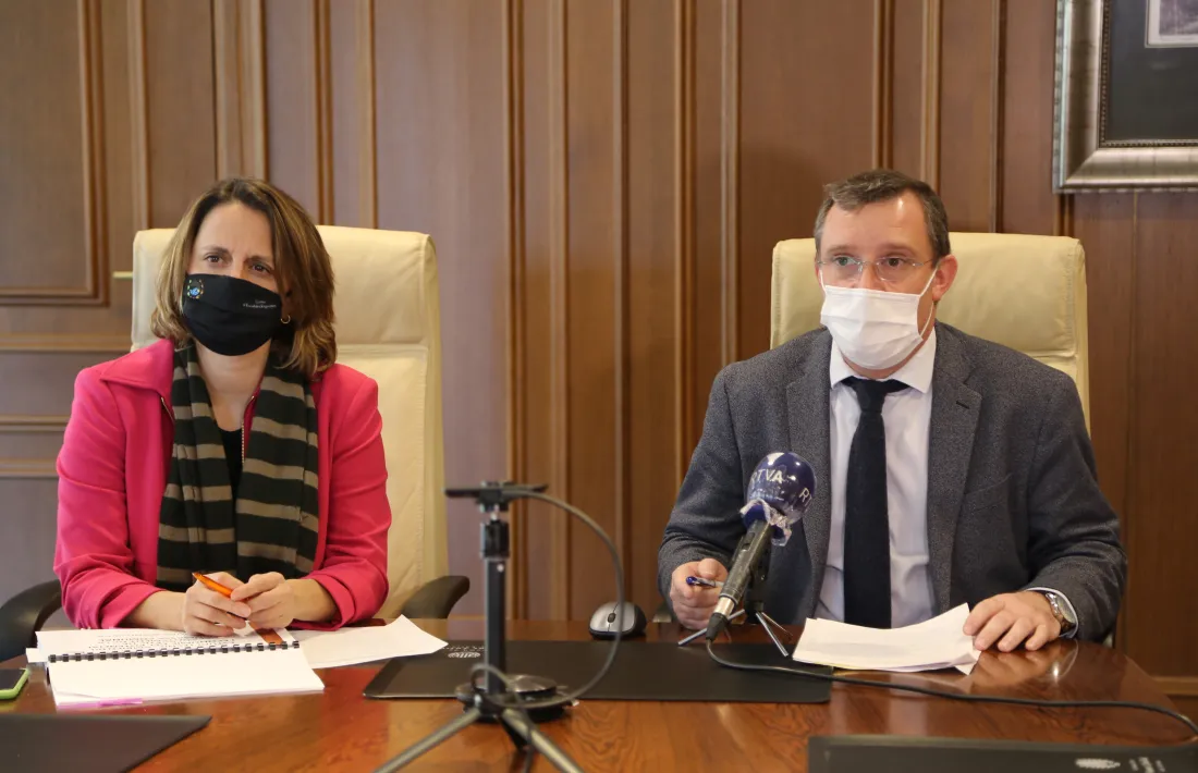 Rosa Gili i Josep Majoral en la compareixença posterior a la reunió de cònsols.