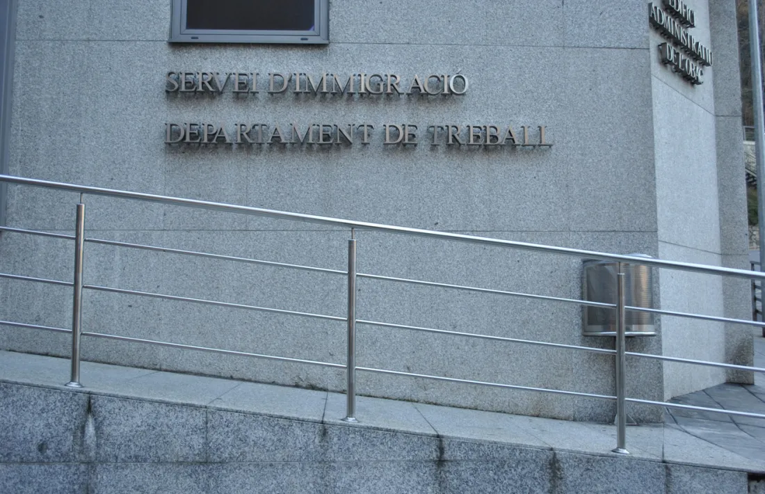 El servei d'Immigració i el departament de Treball.