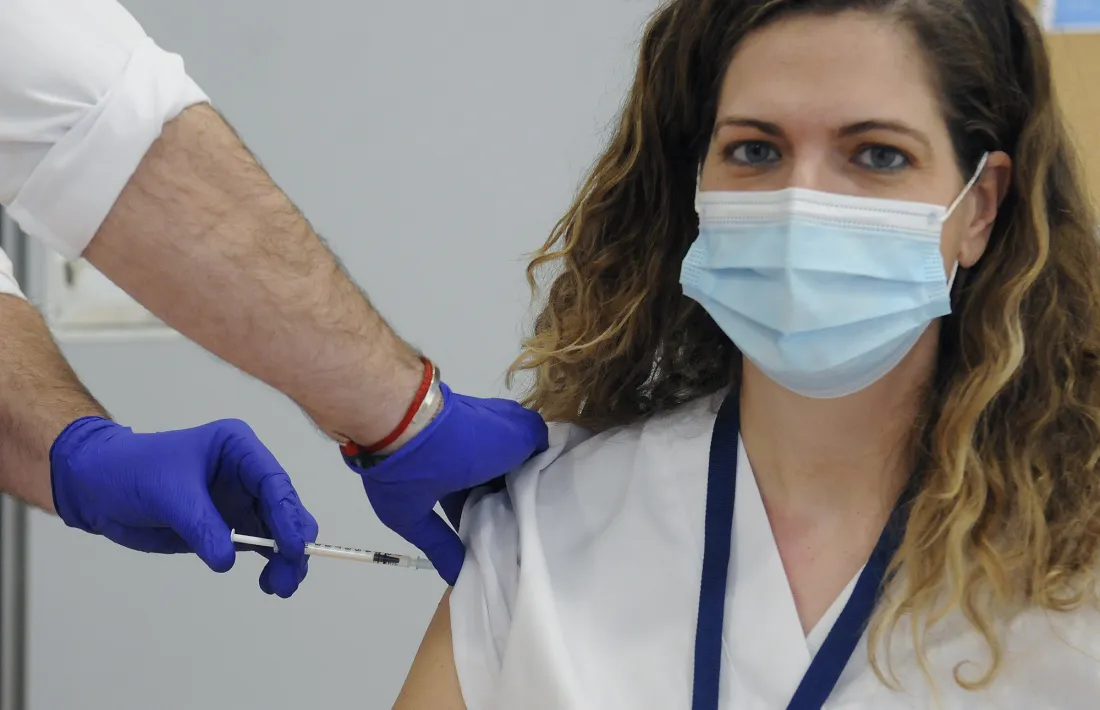 La doctora Heras en el moment de rebre la vacuna, aquest matí.