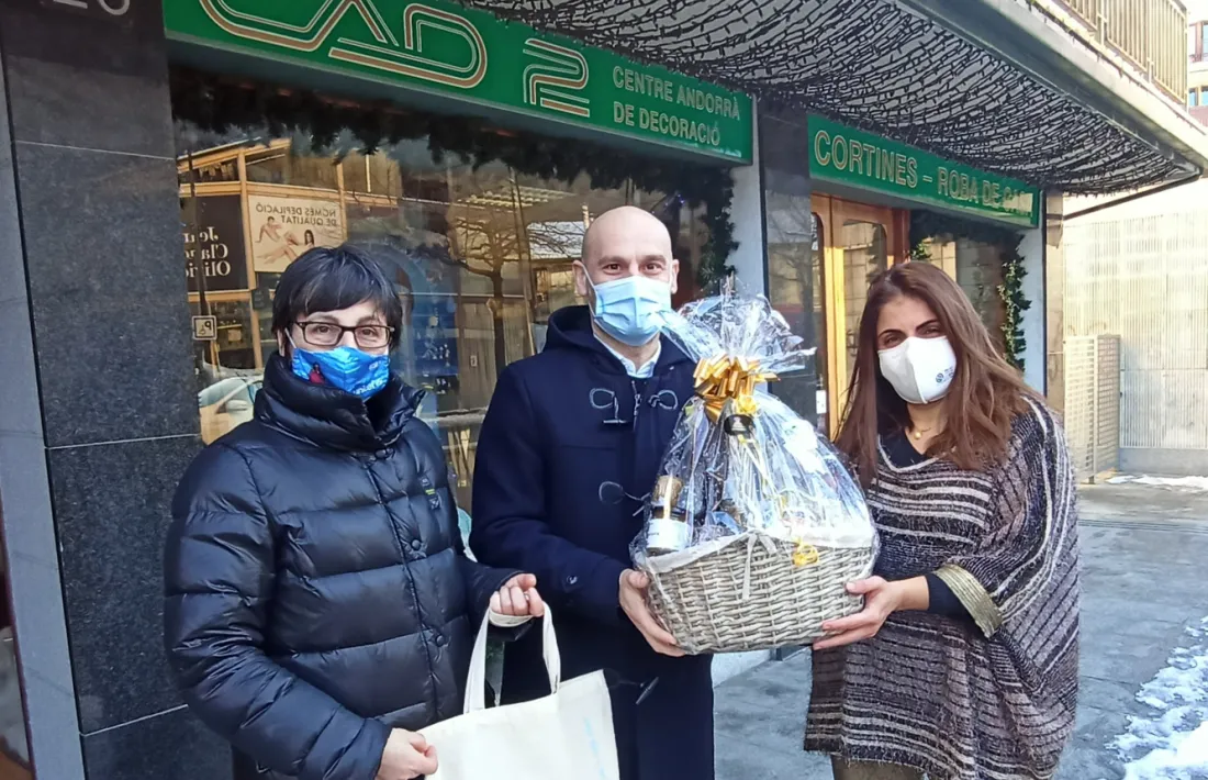 La directora d’Unicef Andorra, Marta Alberch, i Jordi Vilanova, com a representant de MoraBanc, entreguen el premi a Esther Cosan del comerç CAD2.