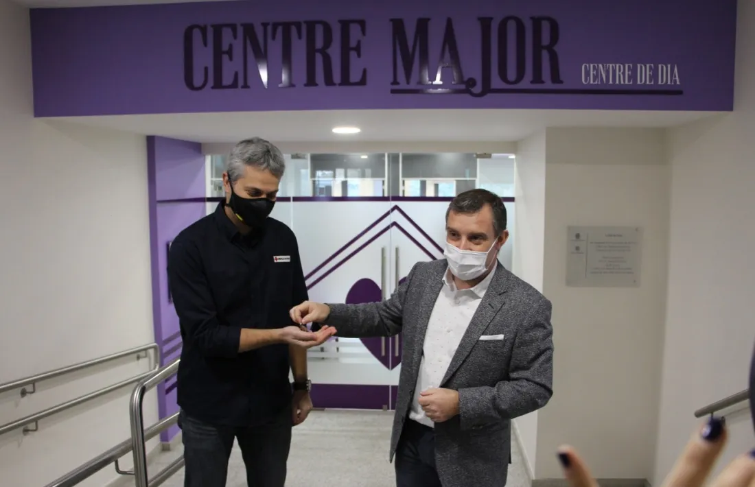 Josep Majoral entrega les claus del centre de dia al director de la Creu Roja, Jordi Fernández.