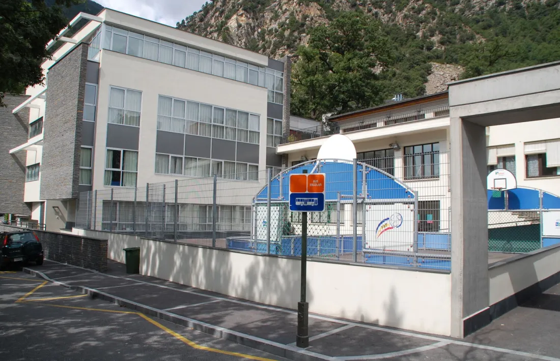 El terreny està molt a prop de l'escola Nostra Senyora de Meritxell.