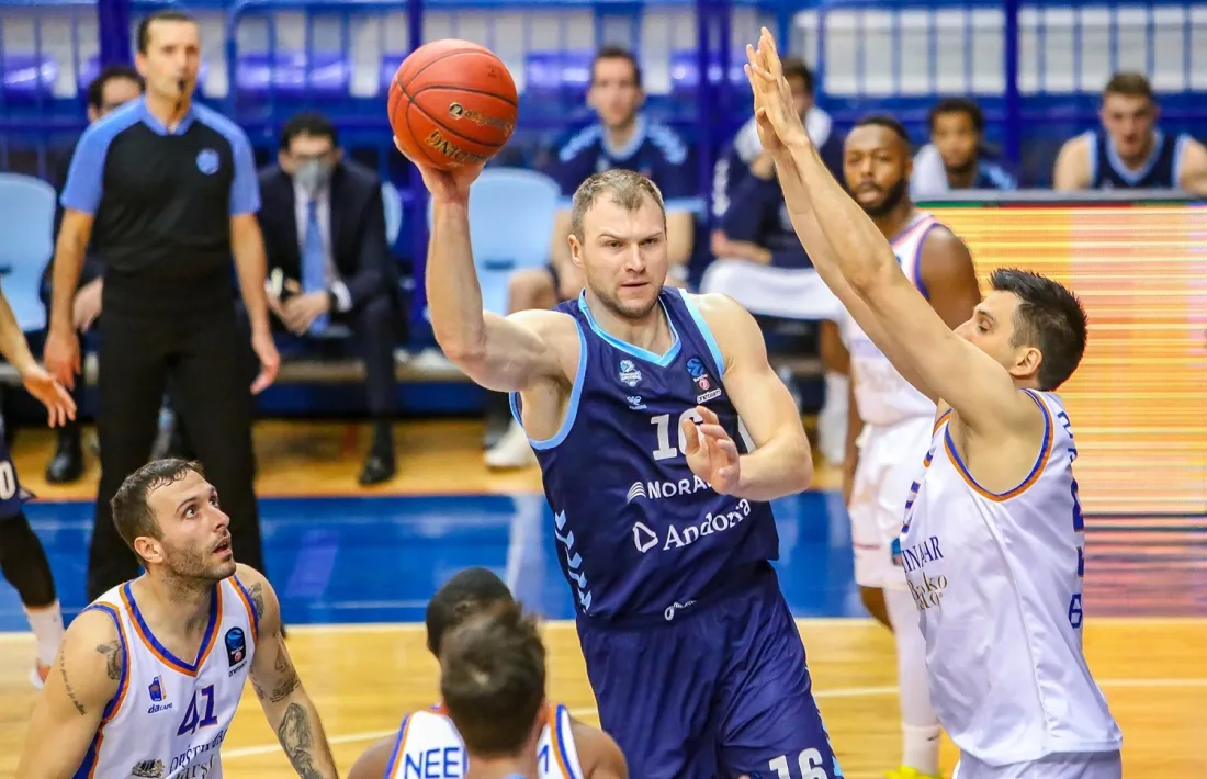 El pivot bielorús del BC MoraBanc, Artsiom Parakhouski, va anotar 12 punts i va capturar 7 rebots contra el Mornar Bar. Foto: Photo Mornar