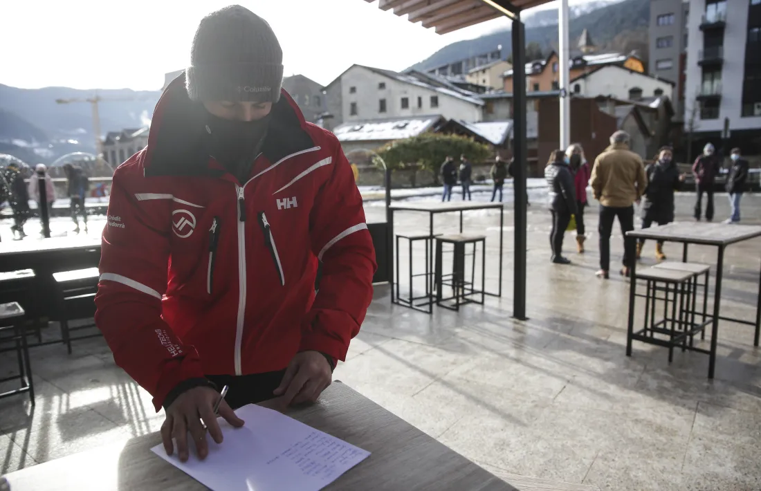 Un dels monitors signant la carta.