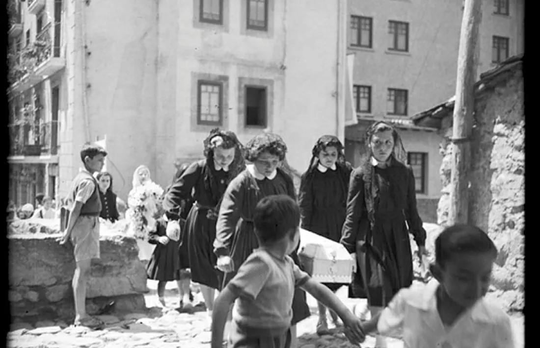 El seguici fúnebre d’una nena ofegada desfila pel pont d’Engordany (1955)