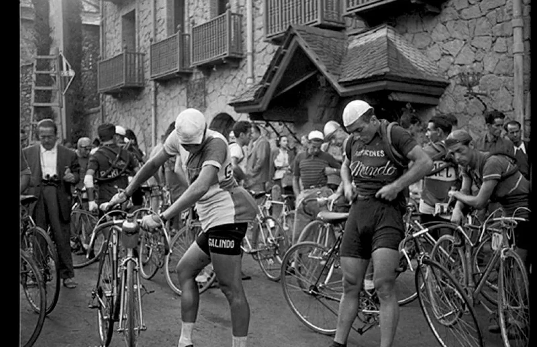 Sortida d’una etapa de la Volta ciclista a Catalunya davant de l’hotel Valira (1949)