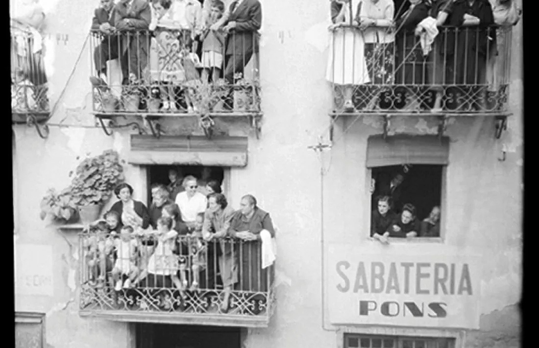 Expectació als balcons del número 51 de l’avinguda Príncep Benlloch de la capital (1955)