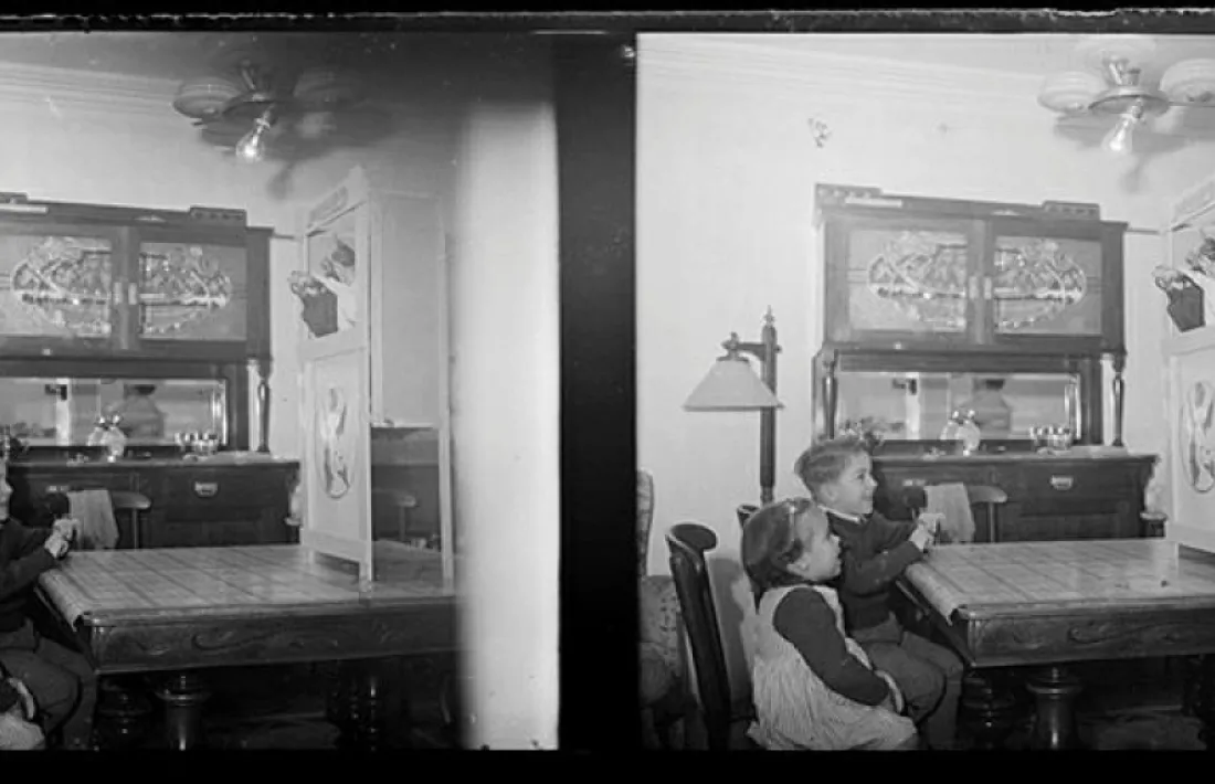 Sessió de putxinel·lis al menjador de casa Pantebre, amb Jordi i Rosalia, els fills del fotògraf, i l'esposa, Isabel Trasfí.