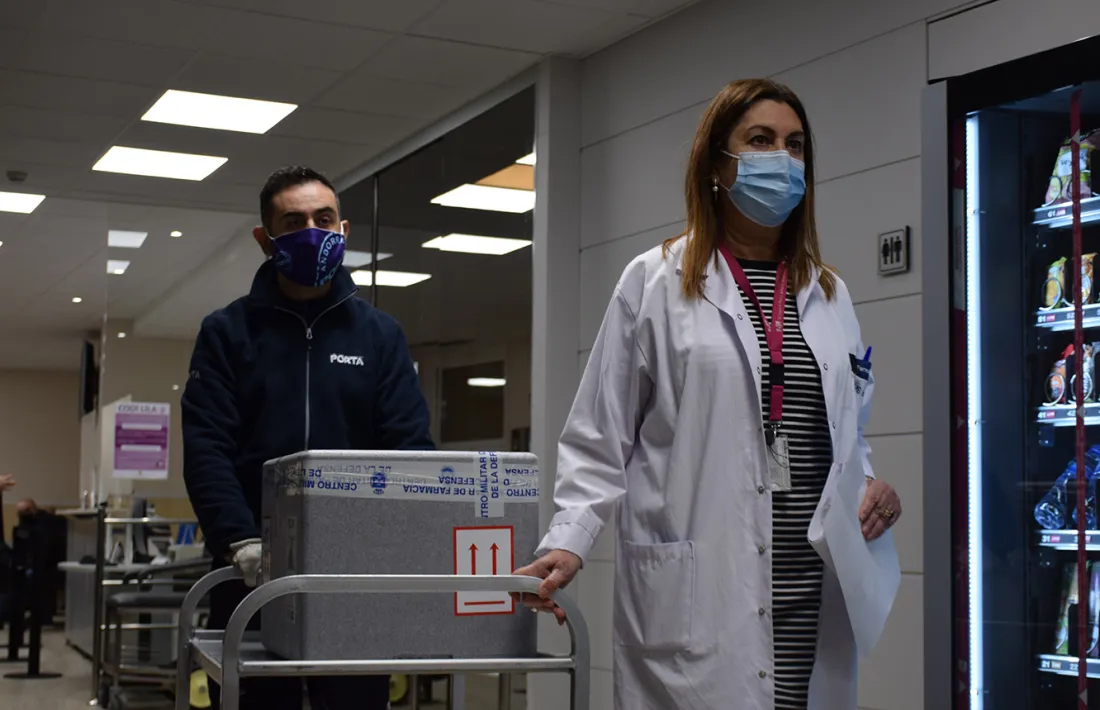 L'arribada de les primeres 1.000 dosis de la vacuna de Pfizer a l'hospital.
