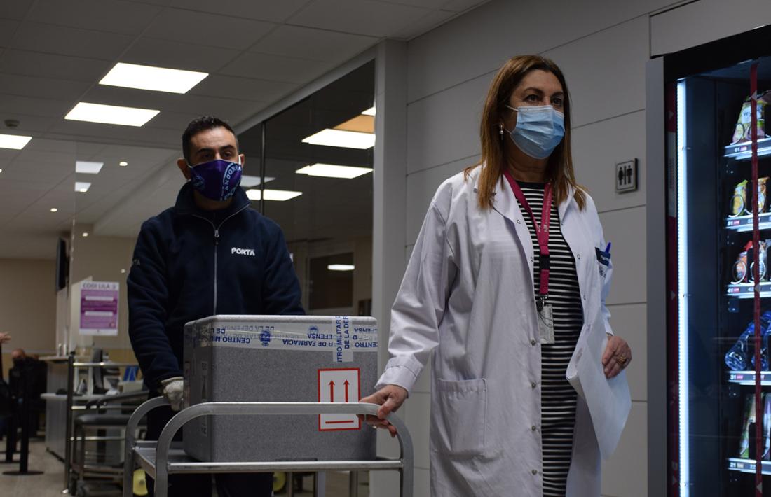L'arribada de les primeres 1.000 dosis de la vacuna de Pfizer a l'hospital.