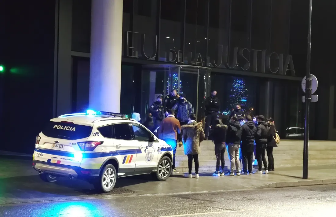 La policia amb els joves que esperaven la sortida dels detinguts pel ‘cas Forex’.