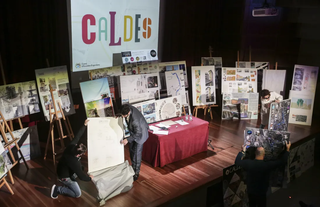 La sala d’actes del Comú va acollir l’obertura de plecs del concurs i es van exposar els plafons presentats.