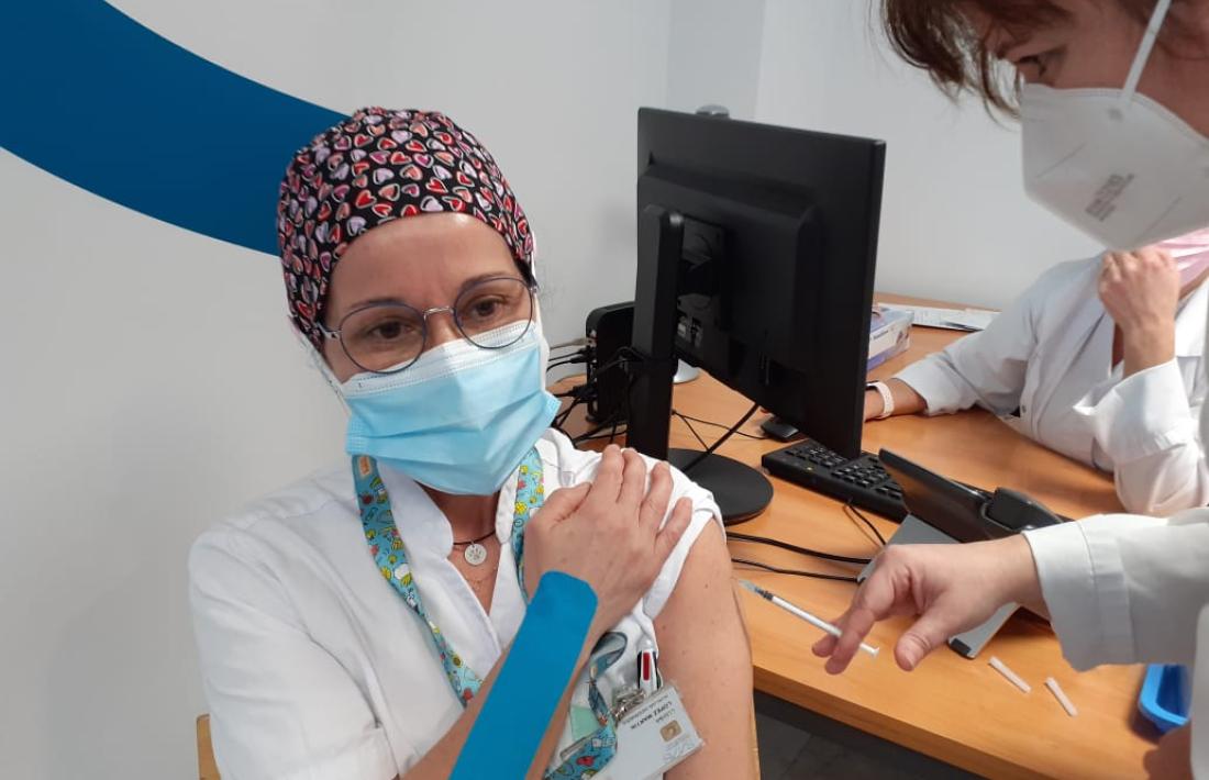 L’auxiliar d’infermeria Marisa López, en el moment de vacunar-se.