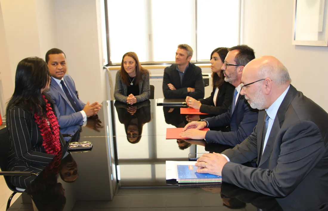 Una reunió de les autoritats nacionals amb membres del consell nacional per a l'adolescència i la infància de la República Dominicana.