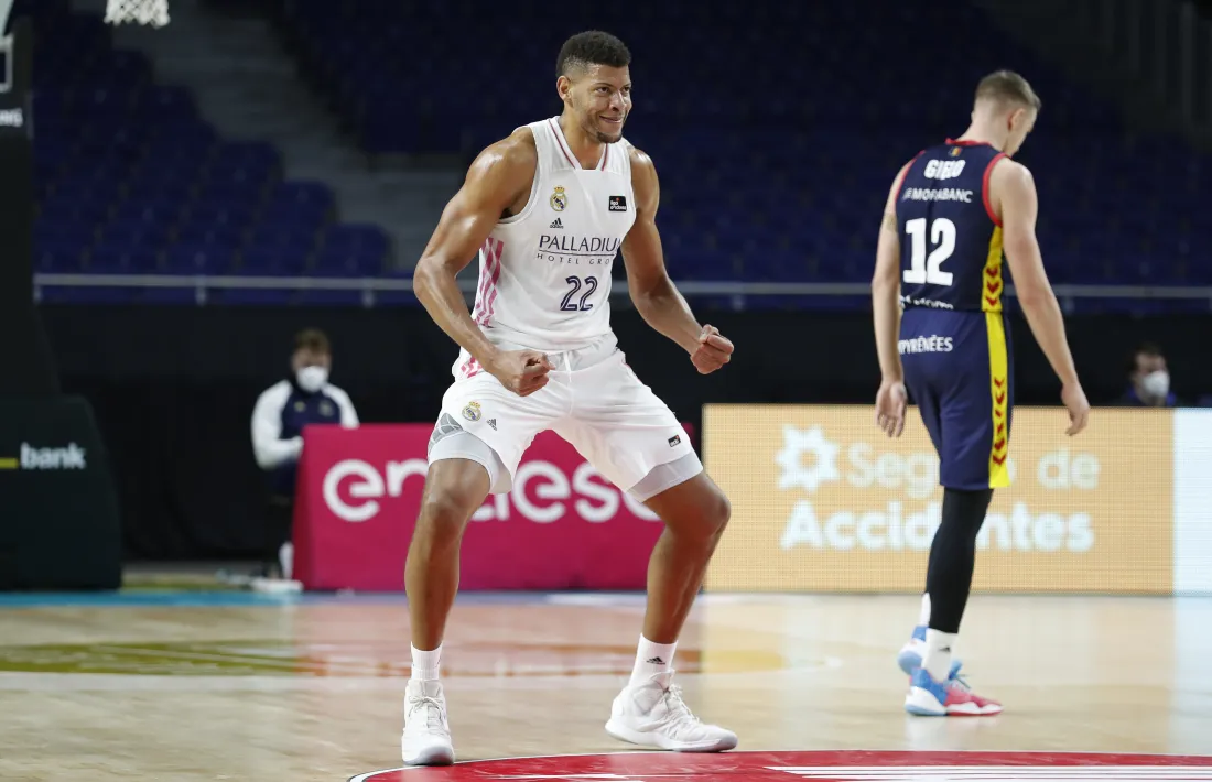El pivot del Reial Madrid, ‘Edy’ Tavares, va celebrar el seu primer triple a l’ACB amb un ball i Tomasz Gielo ni s’ho volia mirar.Foto: ACB Photo / V. Carretero