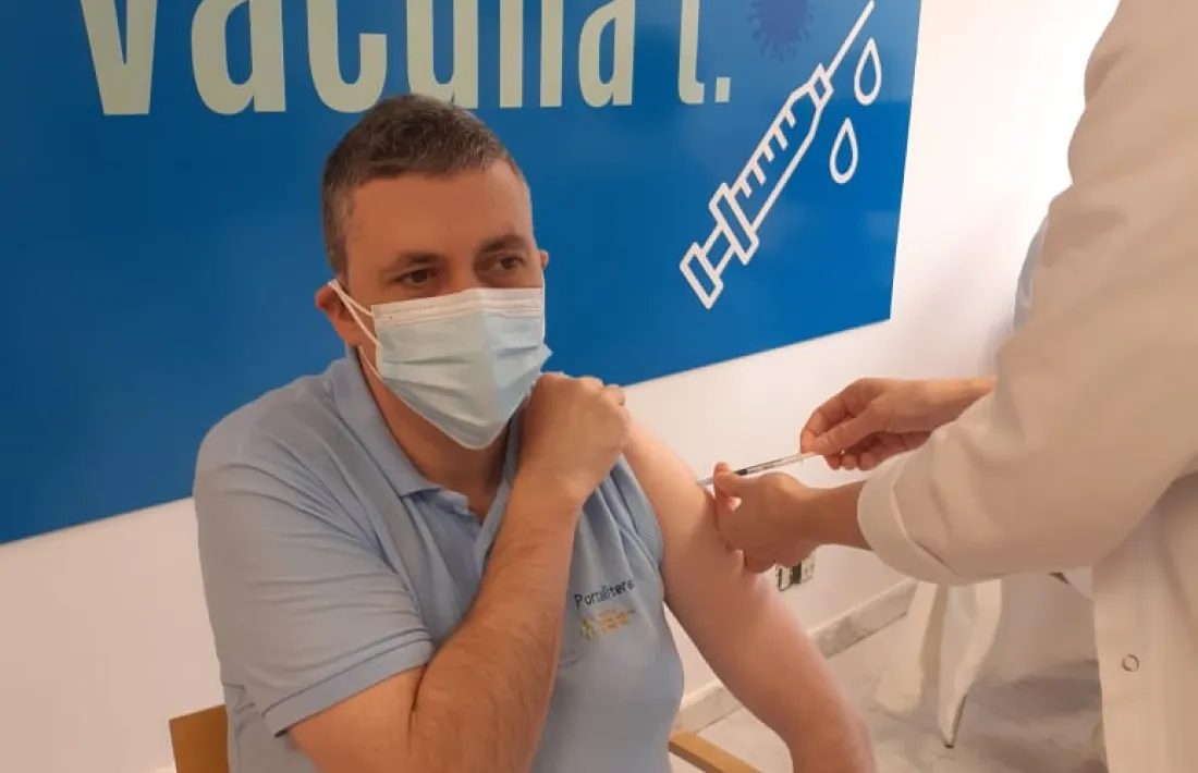 Un dels sanitaris que s'han vacunat avui.