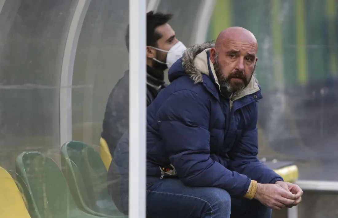 El tècnic asturià Nacho Castro, a la banqueta de Prada de Moles. Foto: Facundo Santana