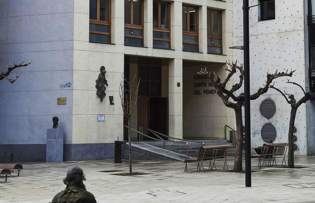 La Maria i els seus companys es van adreçar ahir a Càritas per recollir la targeta per comprar aliments.