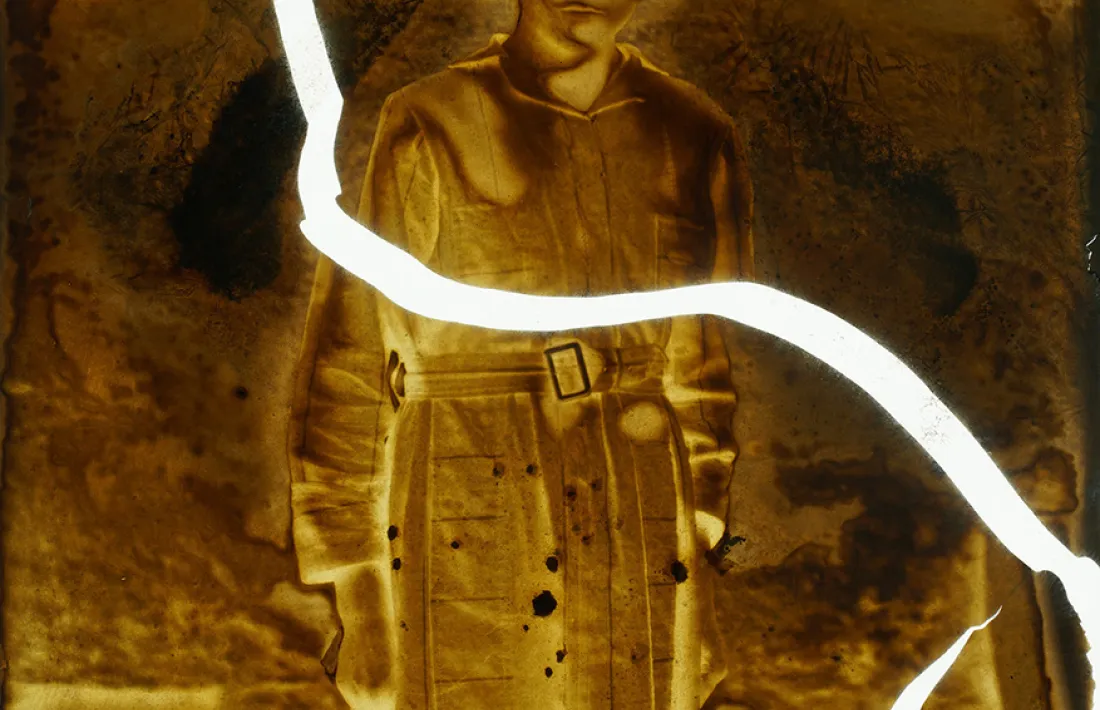 Bona part de les 38 obres de ‘Kintsugi’ estan inspirades en fotografies de l’Arxiu Nacional, com aquesta, titulada ‘Trauma’.