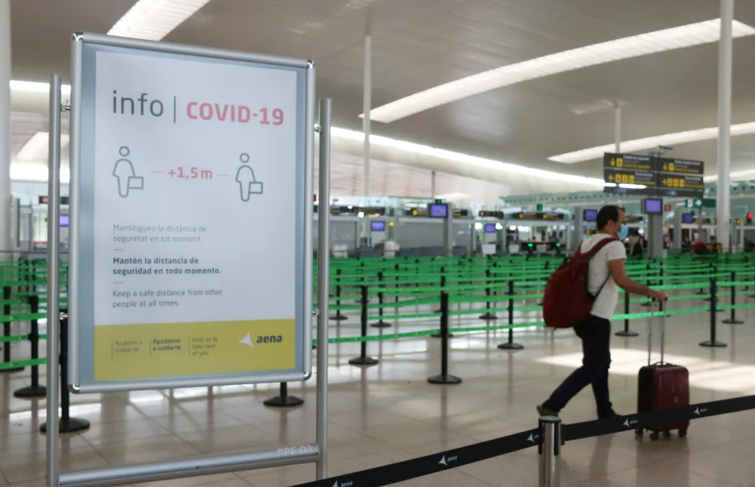 Un passatger a l'aeroport del Prat.