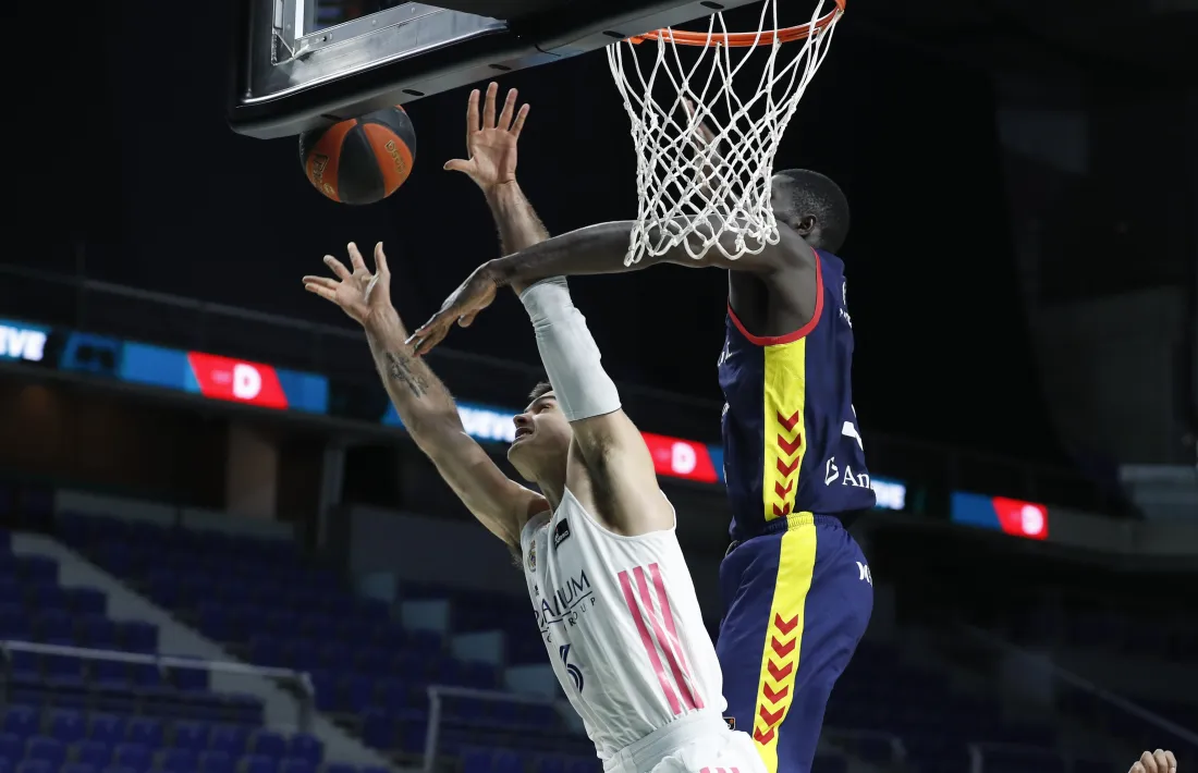 Malik Dime fent un tap a Abalde. Foto: ACB Photo / V. Carretero