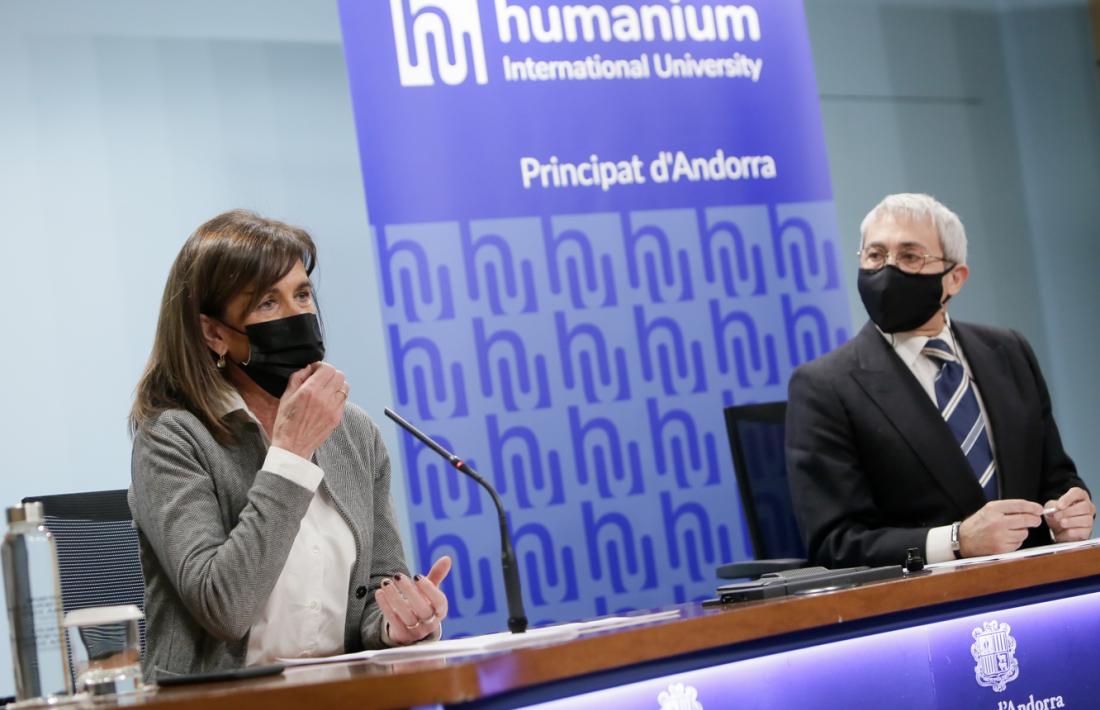 La ministra d'Educació i Ensenyament Superior, Ester Vilarrubla, amb el director de Comunicació d'Humanium International University, Eugenio Martin.